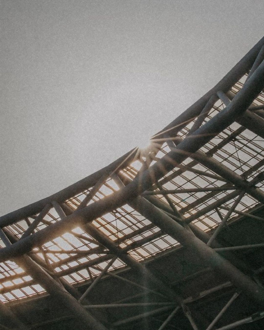 Estructura de la cubierta de un estadio vista desde abajo a contraluz