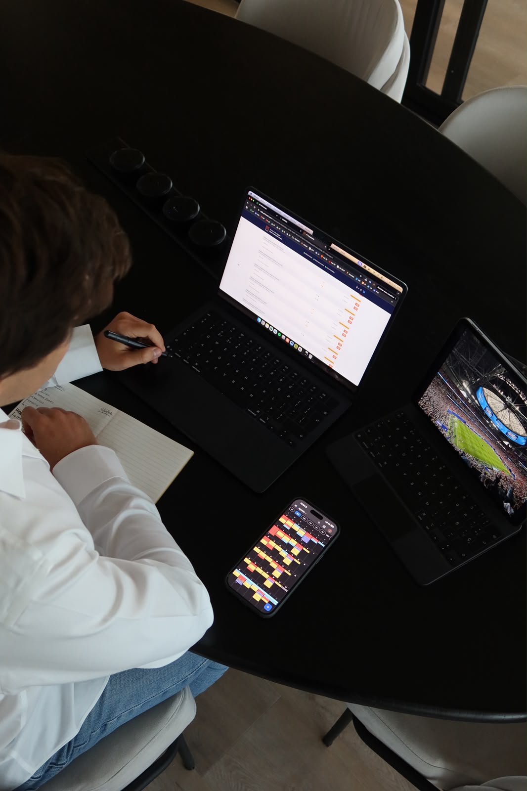 Jerónimo Dusserre, fundador de Iconics, trabajando en la planificación de un viaje deportivo