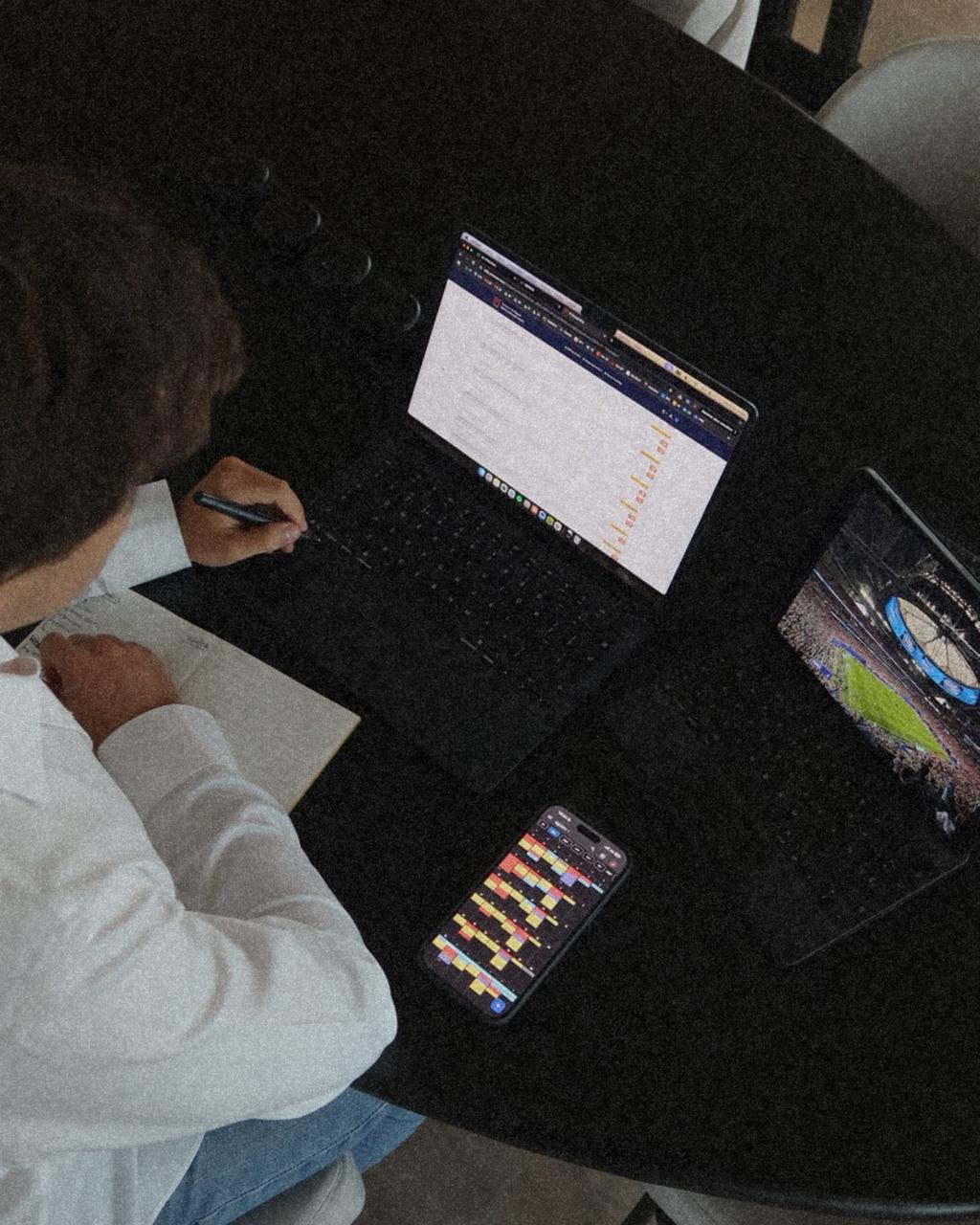 Jerónimo Dusserre, fundador de Iconics, trabajando en la planificación de un viaje deportivo